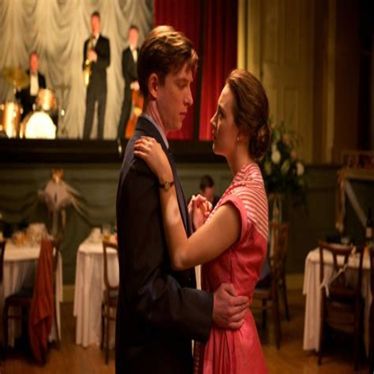 2015 romantic drama starring Saoirse Ronan and Domhnall Gleeson