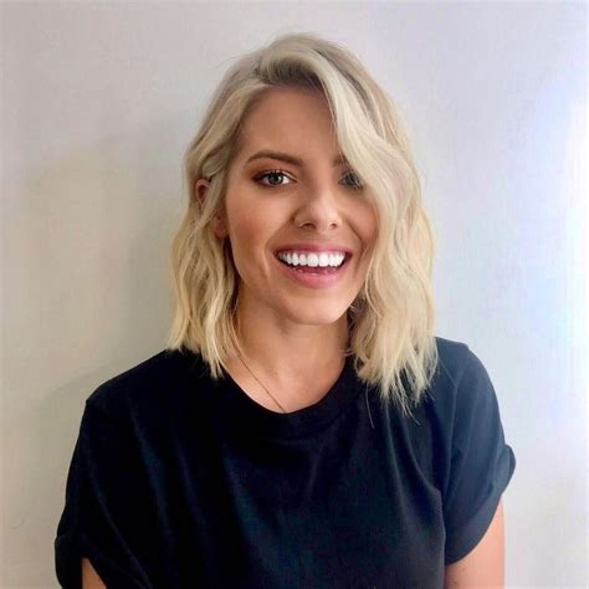 We talked to Mollie King's hairdresser about how to get her signature wavy bob - and it's mega easy